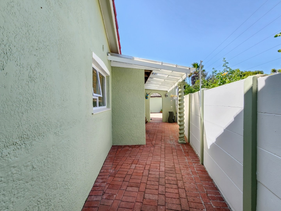 To Let 1 Bedroom Property for Rent in Bloubergrant Western Cape